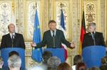Ivanov, Villepin og Fischer holder pressekonference i Paris. - Foto: AP 