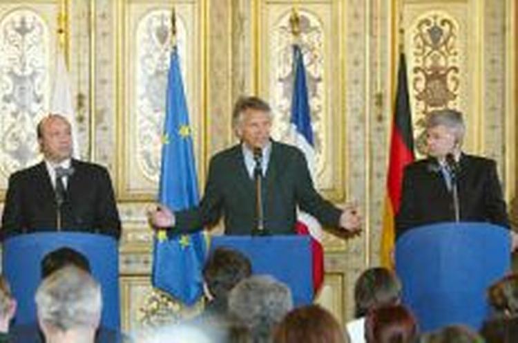 Ivanov, Villepin og Fischer holder pressekonference i Paris. - Foto: AP 