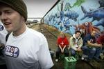 Graffitimalere ved den mur i Sydhavnen, som nu alligevel ikke kan bruges til forsøg med lovlig graffitimaling. - Arkivfoto: Morten Langkilde 