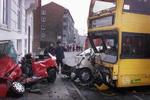 To biler var involveret i ulykken med bussen, der kørte ind i et hus. - Foto: Jens Dresling 