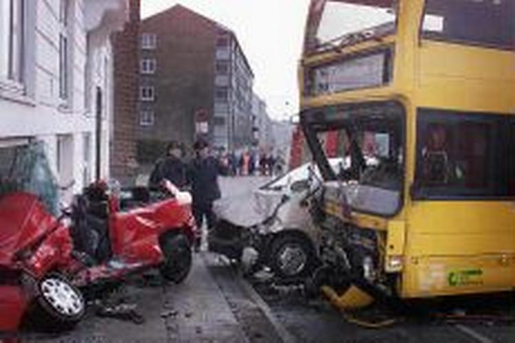 To biler var involveret i ulykken med bussen, der kørte ind i et hus. - Foto: Jens Dresling 