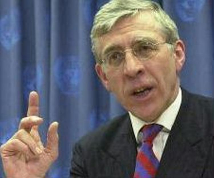 Den britiske udenrigsminister Jack Straw er villig til at give Saddam en chance til. - Foto: AP 