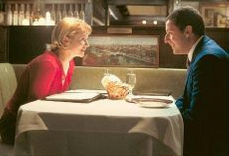 Et umage par. Den forvirrede hidsigprop Barry, spillet af Adam Sandler, og den modne, søde og britiske dame Lena, spillet af Emily Watson. - Foto: Bruce Birmelin. 