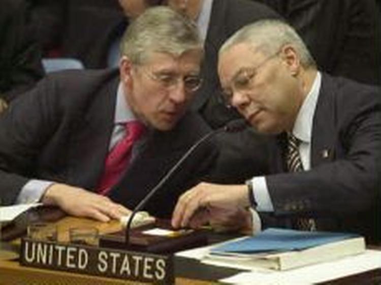 Den amerikanske udenrigsminister Colin Powell (th.) kræver Irak overholder resolution 1441. - Foto: AP 