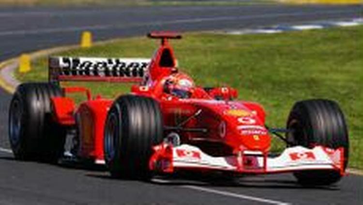 Den røde Ferrari starter både som etter og toer i Melbourne. - Foto: AP 