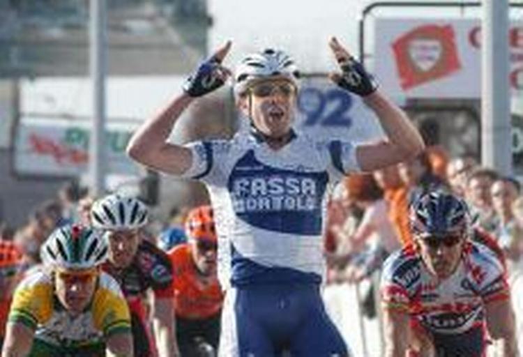 Petacchi (Fassa Bortolo) jubler efter mandagens sejr. - Foto: AP 