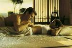 Bond udfører undersøgelser i embeds medfør i 'Die Another Day'. - Foto fra filmen 