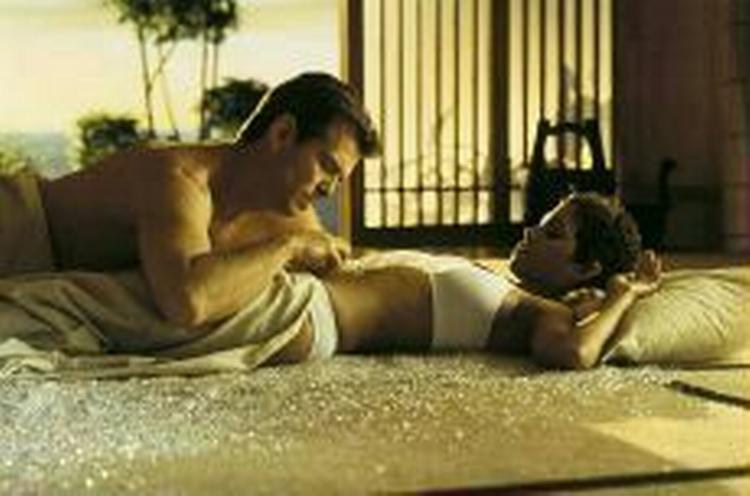 Bond udfører undersøgelser i embeds medfør i 'Die Another Day'. - Foto fra filmen 