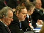 Den norske udenrigsminister Jan Petersen (i midten) tage kritikken forholdsvis afslappet. - Foto: AP 