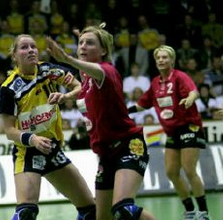 Mette Meldgaard (midten) missede EM pga. et formdyk, og nu har hun ikke mod på at genoptage landsholdsspillet. - Foto: Rasmus Baaner 