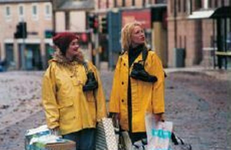 Danske Marie og irske Sophie. To piger med søde drømme i en barsk virkelighed. De spilles af Iben Hjejle og Bronagh. - Foto: Ole Kragh-Jacobsen. 