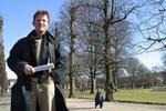 er uddannet landskabsarkitekt og har i flere år arbejdet med udvikling af de grønne områder i byerne. Her er han i Kongens Have. - Foto: Lars Hansen 