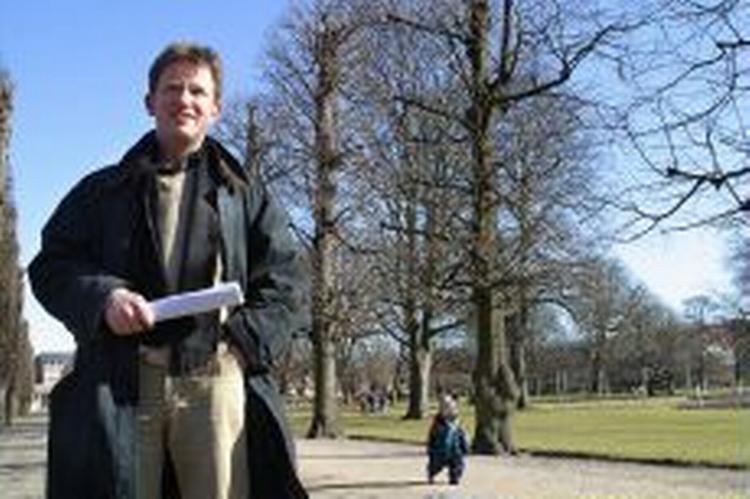 er uddannet landskabsarkitekt og har i flere år arbejdet med udvikling af de grønne områder i byerne. Her er han i Kongens Have. - Foto: Lars Hansen 