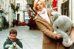 Er det i orden, at Betty, der spilles af Sandrine Kiberlain, modtager et stjålent barn, fordi hun som succesforfatter har et større socialt overskud? - Foto: Gloria Film. 
