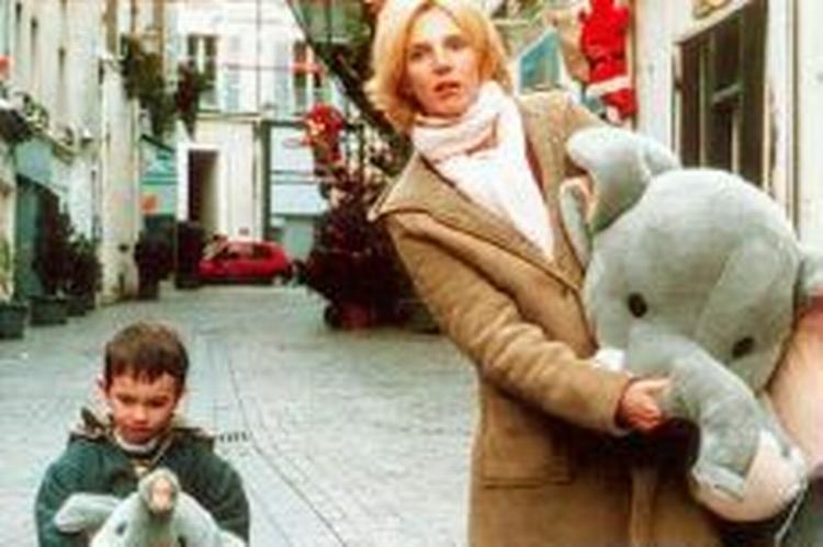 Er det i orden, at Betty, der spilles af Sandrine Kiberlain, modtager et stjålent barn, fordi hun som succesforfatter har et større socialt overskud? - Foto: Gloria Film. 