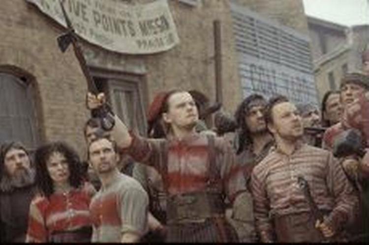 Manhattankvarteret Five Points to førende bander Native Americans og Dead Rabbits stiller op til et blodigt opgør, iscensat som en storslået græsk tragedie. - Foto: M. Tursi. 