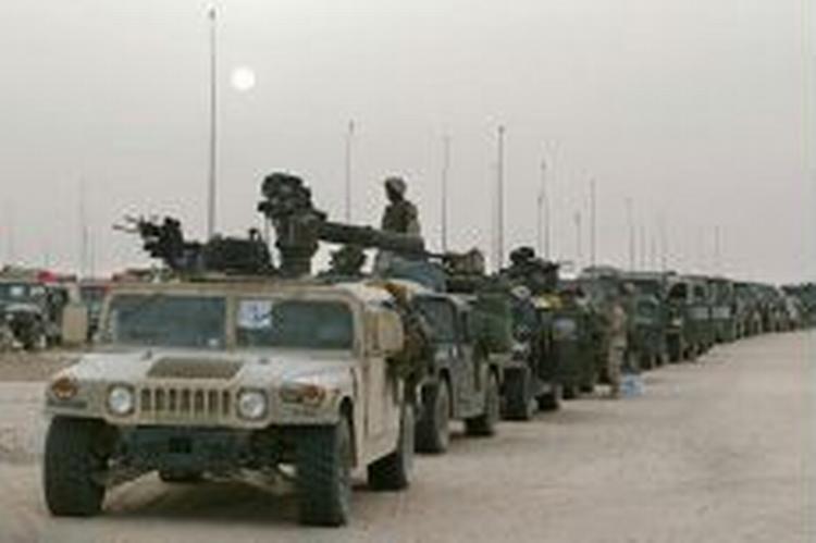 Amerikanske militærkøretøjer på vej ind i Sydirak fra Kuwait. - Foto: AP 