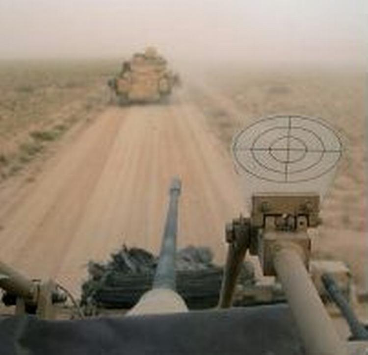 Amerikanske militærkøretøjer på vej mod Bagdad. - Foto: AP 