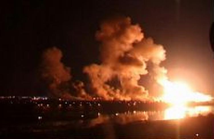 Tyk røg over Bagdad efter aftenens bombeangreb. - Foto: AP 