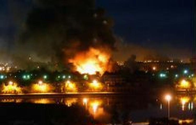 En regeringsbygning i Bagdad blev sat i brand under nattens massive bombardementer i Bagdad. - Foto: AP 