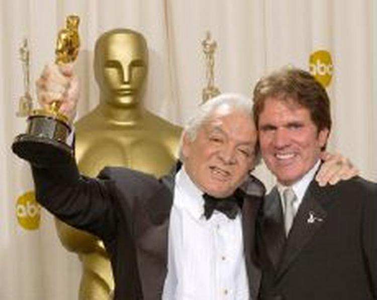 Producer Martin Richards (t.v.) og instruktør af 'Chicago' Rob Marshall står her med en af de i alt seks Oscar-statuetter, som filmen vandt. - Foto: AP 