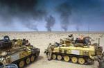 Britiske soldater betragter røg fra brændende oliekilder i det sydlige Irak. De fleste af kilderne er på koalitionens hænder, siger briterne og amerikanerne. - Foto: AP 