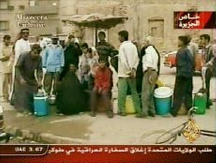 Indbyggere i Basra står i kø efter vand på billedet fra i går. Røde Kors har ved hjælp af nødgeneratorer sikret vand til cirka 40 procent af byens indbyggere. - Foto: AP 