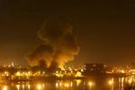 Nattens bombardementer satte flere bygninger ved Tigris-floden i brand. - Foto: AP 