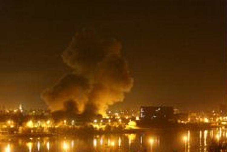 Nattens bombardementer satte flere bygninger ved Tigris-floden i brand. - Foto: AP 