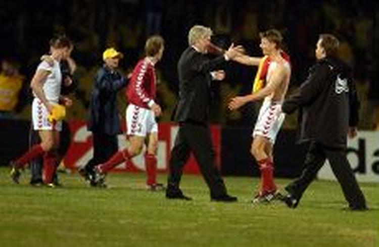 Morten Olsen på vej til et knus med en af de danske målscorere, Jon Dahl Tomasson. - Foto: Kim Agersten 