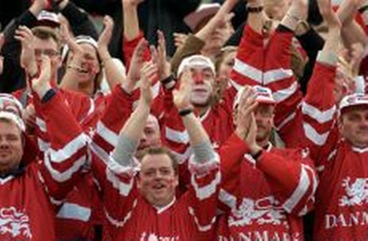 Dansk jubel i Rumænien. - Foto: Kim Agersten 