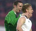 Blackburns Damien Duff har smidt trøjen efter sin scoring mod Georgien. Manchester Uniteds John O'Shea siger tillykke. - Foto: AP 