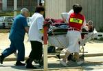 Flere af de sårede blev hurtigt bragt på hospitalet. - Foto: AP 