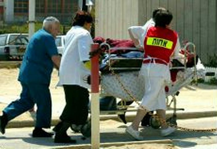 Flere af de sårede blev hurtigt bragt på hospitalet. - Foto: AP 