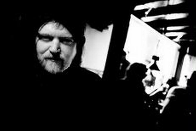 »Hver gang min mor sender et brev til mig, er der to stillingsannoncer i. Hun mener ikke, at musik er noget, man kan leve af«, siger Johnny Madsen. Foto: Jan Grarup 