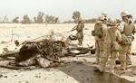 Amerikanske soldater på stedet, hvor fire af deres kammerater mistede livet ved en selvmordsaktion. - Foto: AP 