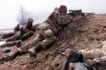 De britiske soldater skal beskytte forsyningslinjerne omkring Basra. - Foto: AP 