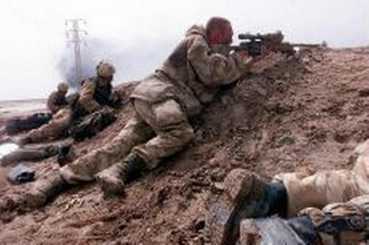 De britiske soldater skal beskytte forsyningslinjerne omkring Basra. - Foto: AP 