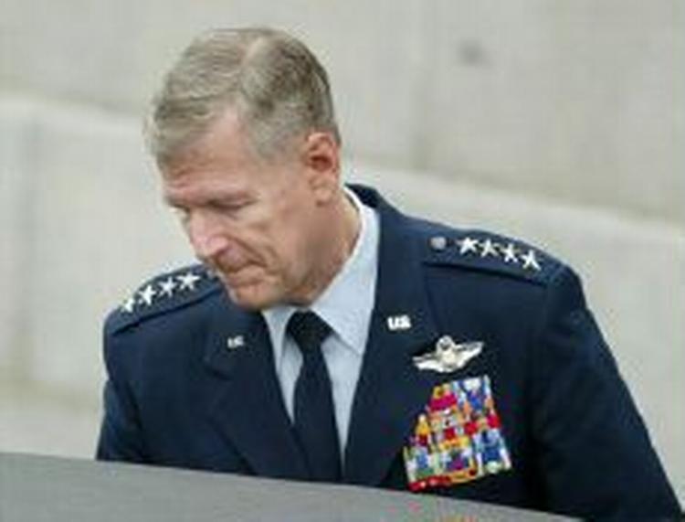 General Richard Myers undskylder drabene på de syv civile irakere ved en kontrolpost. - Foto: AP 