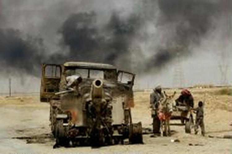 Kamal Bonoor havde søgt tilflugt hos familie i Basra, hvor dette billede er fra. Han tror hverken på USA eller Saddam Hussein. - Foto: AP 