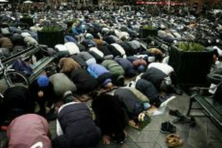 Omtrent 1500 muslimer deltog i fredagsbønnen på rådhuspladsen. - Foto: Martin Zakora 