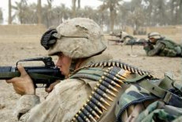 <b>Blue Collar Warfare:</b> »En krig for arbejdsmænd«. Beskrivelse af den krig, der blev vanskeligere end - måske - først ventet. Infanteriet måtte sættes ind og kæmpe sig vej gennem Irak. Blue-collar er amerikansk sla 