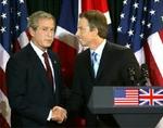 Præsident Bush tager imod et håndtryk fra en sammenbidt britisk premierminister. - Foto: AP 