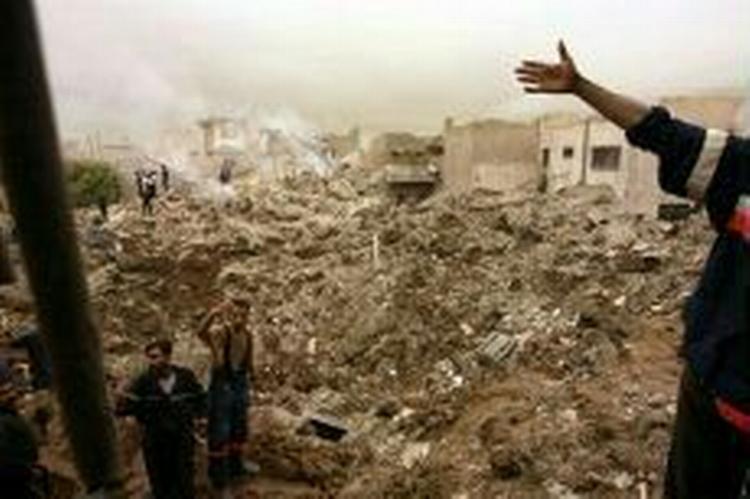 Sådan så der ud i Mansur efter, at USA angiveligt forsøgte at få ram på Saddam Hussein mandag formiddag. Mindst syv civile blev dræbt. - Foto: AP 