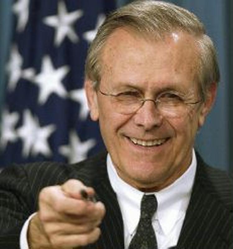 På trods af at Donald Rumsfeld havde svært ved at holde smilet tilbage advarer han alligevel om, at de kommende dage bliver svære. - Foto: AP 