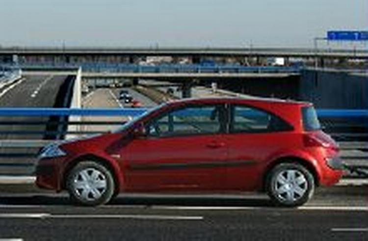 Hækpartiet på den nye Renault Megane ligner ikke noget andet på vejen. De anderledes linjer giver dog også et par ulemper, nemlig dårligt udsyn og et lidt kantet bagagerum. - Foto: Finn Frandsen 