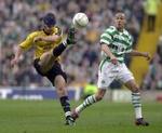 Aftenens uheldige helt Henrik Larsson (t.v), der brændte et straffespark, men scorede Celtic enlige mål. - Foto. AP 