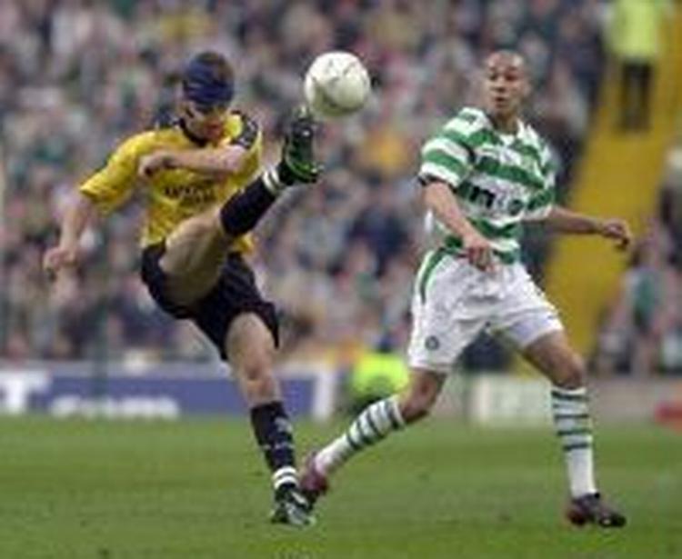 Aftenens uheldige helt Henrik Larsson (t.v), der brændte et straffespark, men scorede Celtic enlige mål. - Foto. AP 