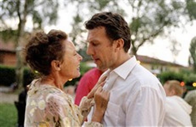 Sara bliver tiltrukket af den på én gang tillukkede og djærve Robert. De spilles af Birthe Neumann og Jesper Lohmann. - Foto: Rolf Konow/ Morten Arnfred. 