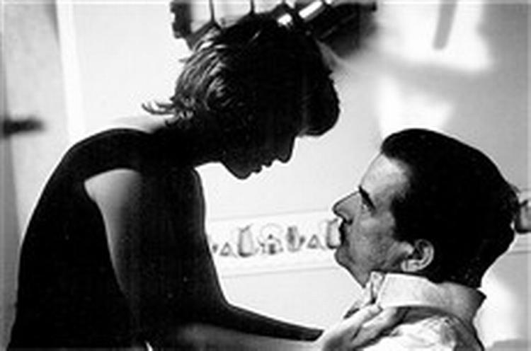 Ariane Ascaride som Michéle, der må prostituere sig for at skaffe stoffer til sin datters forbrug. - Foto: Gloria Film. 